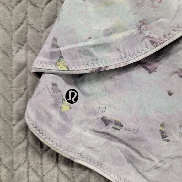 Lululemon Choose A Side Shorts 3” Black & Gray Floral Women’s Size‎ 6 reversible - Picture 10 of 11
